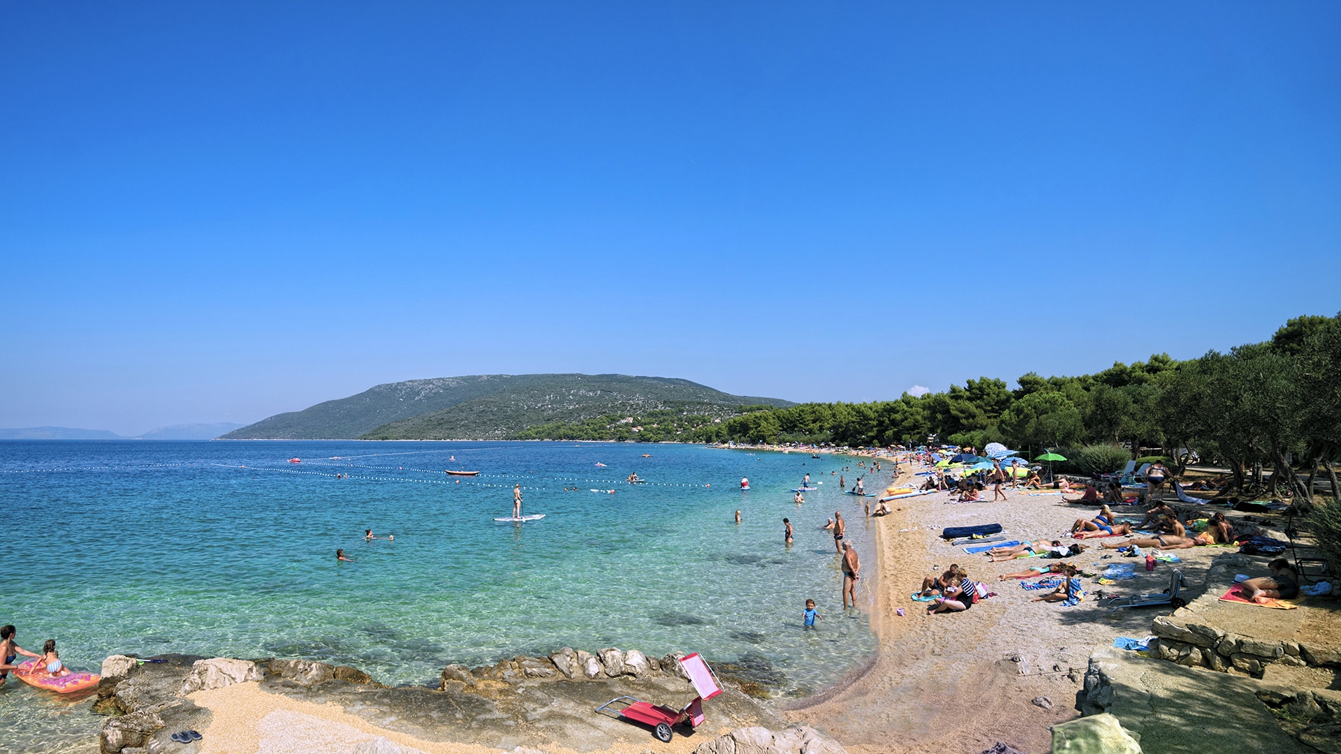 Kiezelstrand van kamp Kovačine, eiland Cres