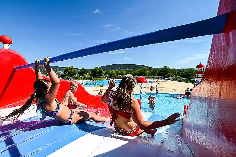 Kinderzwembad met glijbaan, zwembadencomplex, camping Kovačine, Cres