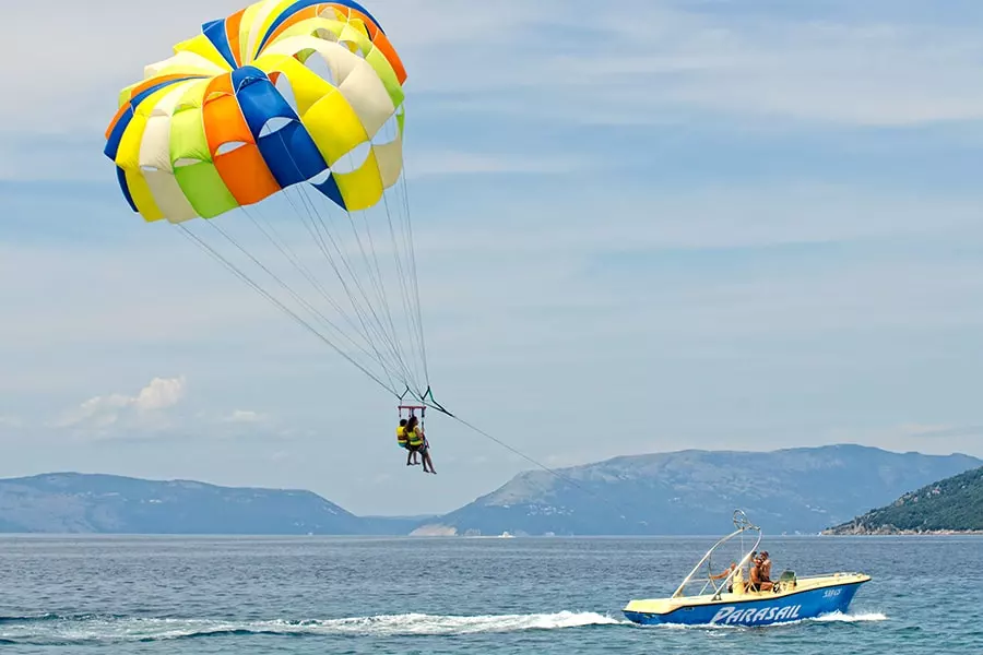 Parasailing, watersporten, camping Kovačine, Cres