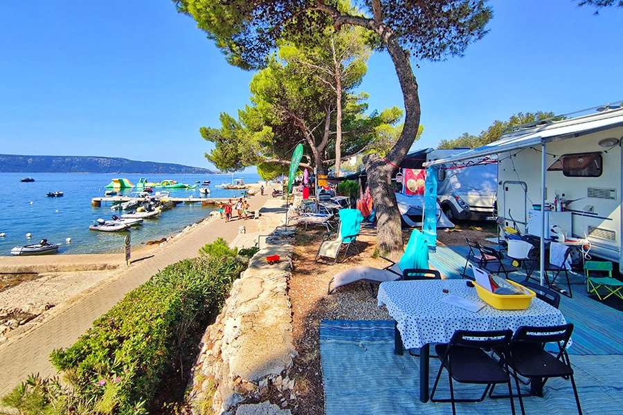 Bewaar eten en drinken in de schaduw, camping Kovačine, Cres