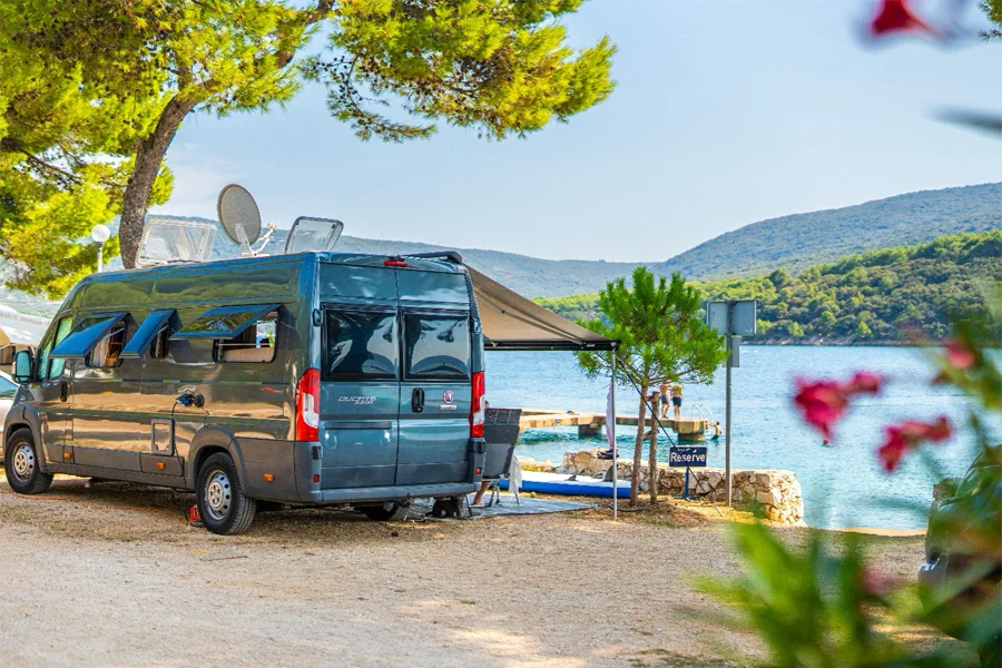 Premium-Camping am Meer – Campingplatz Kovačine, Cres Premium-Stellplatz am Meer auf dem Campingplatz Kovačine auf Cres mit geparktem Wohnmobil
