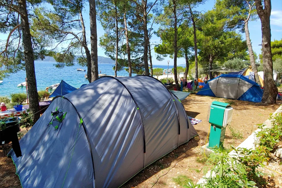 Zeltplatz im Schatten der Pinien – Campingplatz Kovačine, Cres Zeltplatz im natürlichen Schatten des Campingplatzes Kovačine auf der Insel Cres