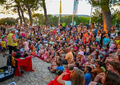 Djeca i obitelji uživaju u programu Filmskih večeri u kampu Kovačine