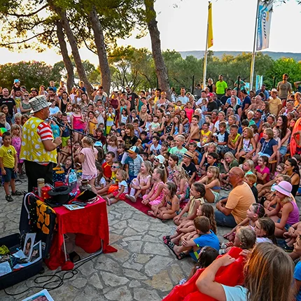 Kinder und Familien genießen das Programm der Filmabende im Camp Kovačine - mobile