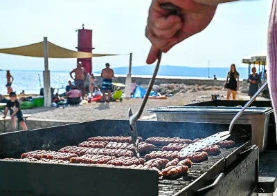 Priprema gril specijaliteta uz more na Gril fešti u kampu Kovačine