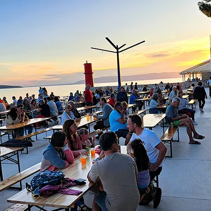 Abendliches Grillfest am Meer im Camp Kovačine - mobile