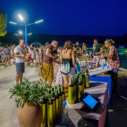 Lokaler Produzent stellt Gästen im Camp Kovačine heimische Produkte vor - mobile
