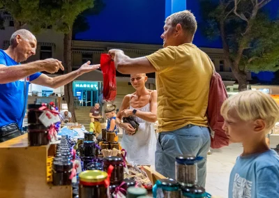 Lokalni proizvodi i posjetitelji na večernjem Local Experience Day događanju u kampu Kovačine