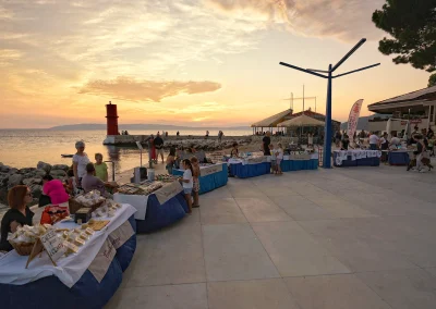 Local Experience Day na platou uz more u kampu Kovačine tijekom zalaska sunca