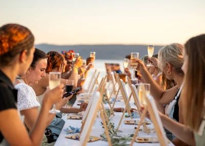 Sudionice nazdravljaju tijekom Paint & Wine radionice u kampu Kovačine
