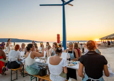 Paint & Wine radionica u kampu Kovačine tijekom zalaska sunca