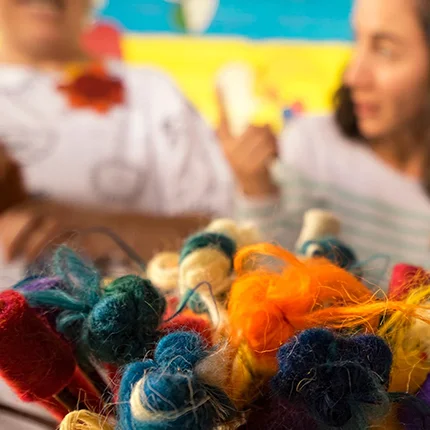 Bunte Wolle zum Filzen beim Ruta-Workshop im Camp Kovačine - mobile