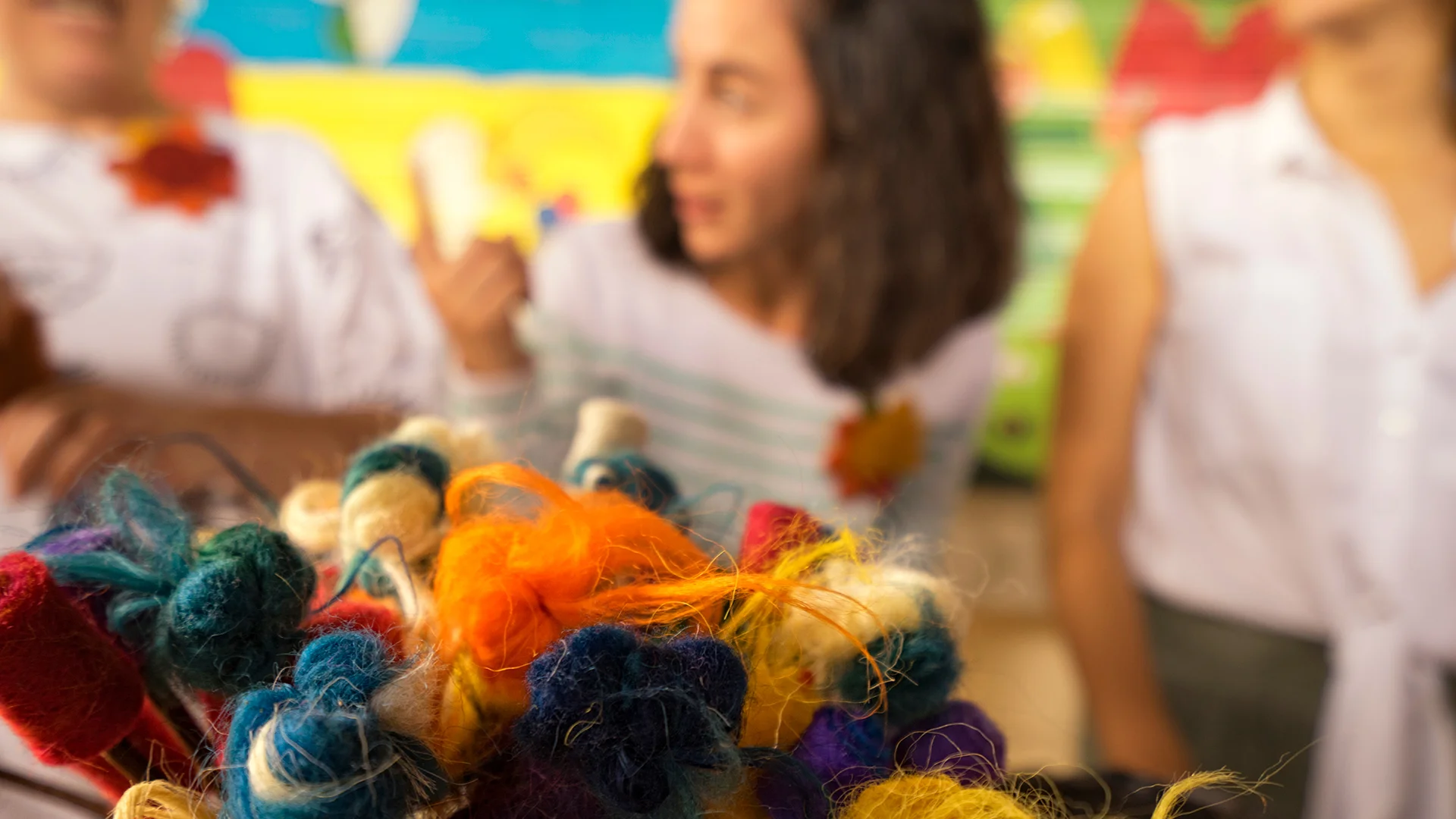 Bunte Wolle zum Filzen beim Ruta-Workshop im Camp Kovačine - mobile