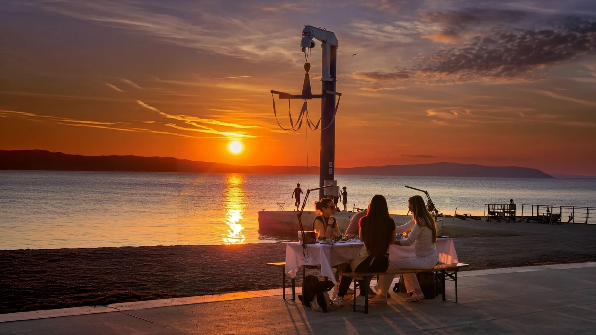 Sip & Create Schmuckworkshop am Meer im Camp Kovačine bei Sonnenuntergang - mobile