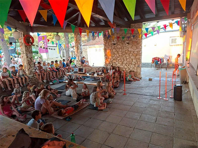 Djeca gledaju filmsku projekciju u prostoru za animaciju Kampa Kovačine