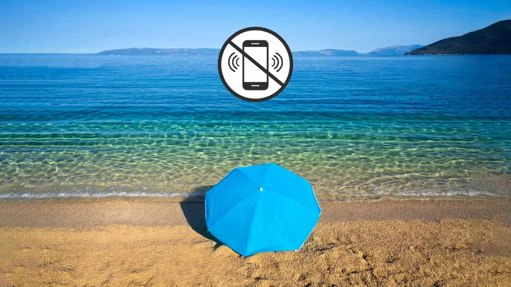 Plaža s čistim morem i oznakom zone bez mobitela u Kampu Kovačine na Cresu