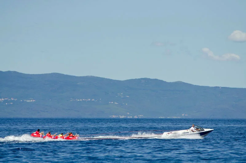 Vožnja bananom na moru u ponudi sportova na vodi Kampa Kovačine